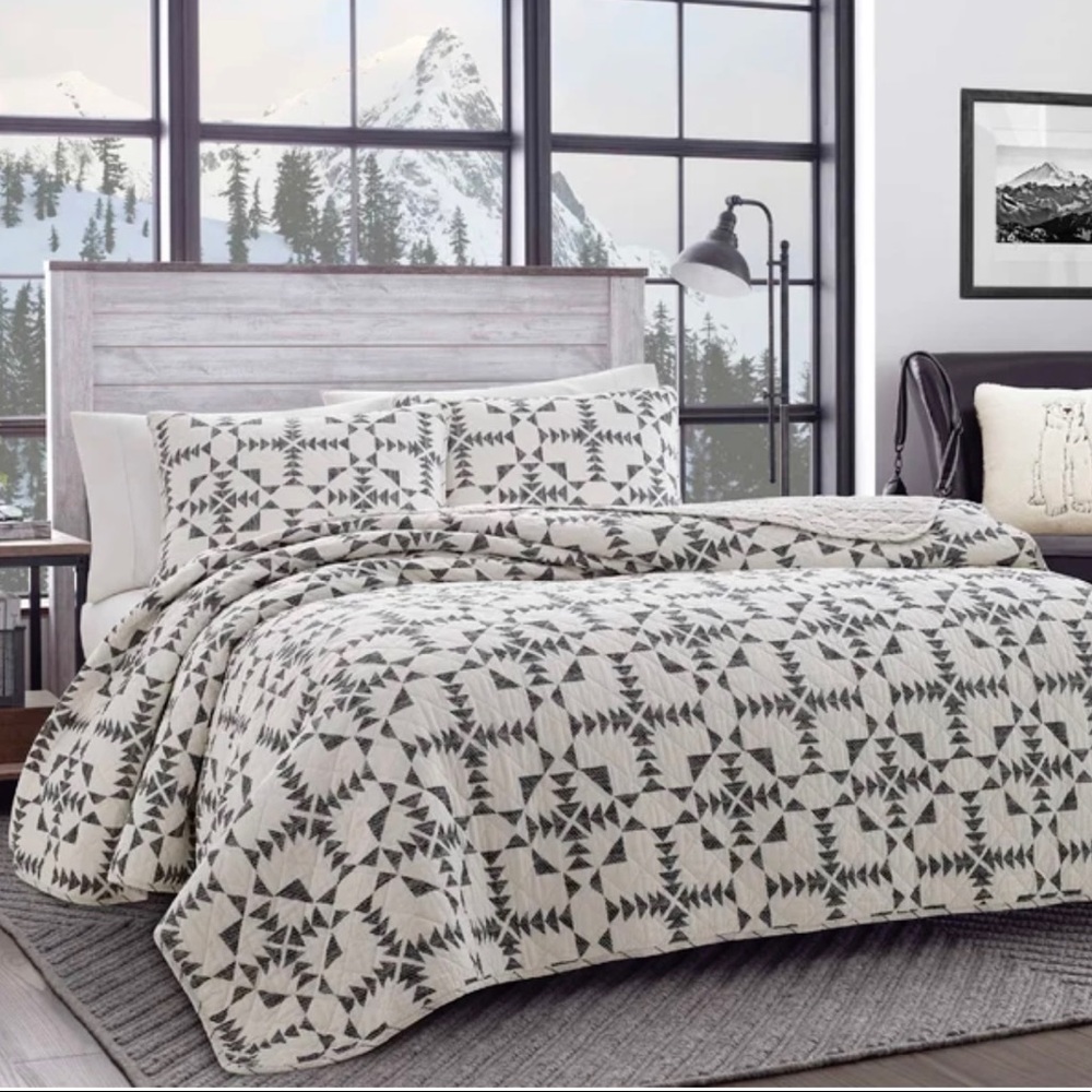 NEW! Eddie Bauer queen size quilt